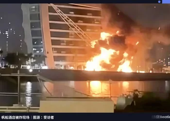 伊朗导弹炸进迪拜：三个中国人讲了这48小时