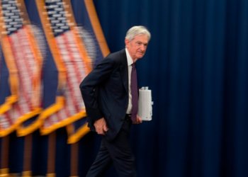 鲍威尔谢幕不退场，特朗普降息算盘恐落空