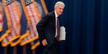 鲍威尔谢幕不退场，特朗普降息算盘恐落空