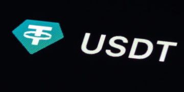 Tether的双币棋局：用一个听话的USAT，换一个永远自由的USDT